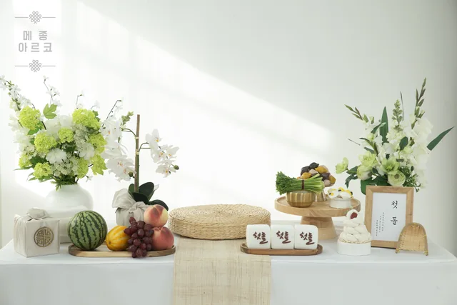 청아 상차림 전체 — 그린 꽃장식과 첫돌 소품