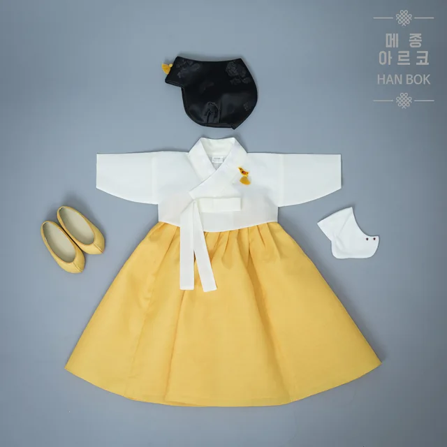 아라 한복 실제 사진 — 간결한 흰 저고리